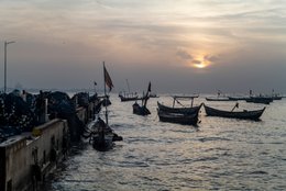 Accra;-Ghana;-Jamestown;-fishing-harbour;-Jamestown-harbour;-breakwater;-quay;-pirogue;-wooden-fishing-boat;-sunrise;-skyline;-port-infrastructure;-artisanal-fishing;-fishing-community;-Gulf-of-Guinea;-West-Africa;-modernisation;-documentary-photography;-Kaleidos;-Kaleidos-images;-La-parole-à-limage;-Stories-Pictures;-Tarek-Charara